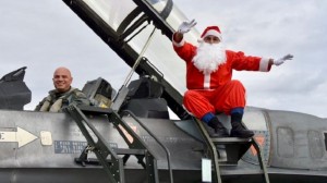 Με ένα F16 «προσγειώθηκε» ο Άγιος Βασίλης στη Λάρισα (pics)