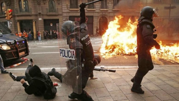 Βαρκελώνη: Άγριες συγκρούσεις μετά την καταδίκη αυτονομιστών