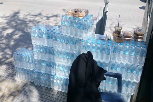 Το «νερό, νεράκι» λένε οι Θεσσαλονικείς - Ουρές για να γεμίσουν μπουκάλια με νερό (pic)