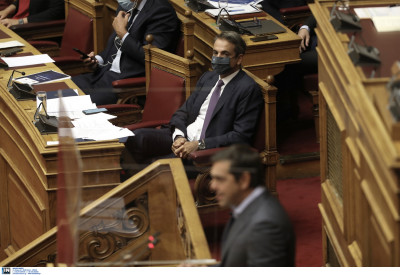 Στιγμές χαλάρωσης και χιούμορ στη Βουλή: Το σπασμένο μικρόφωνο του Τσίπρα και το... «φταίει ο προηγούμενος»
