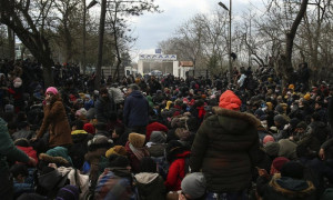 Έβρος: Νέος γύρος επεισοδίων - Πέτρες και καδρόνια στους αστυνομικούς από μετανάστες