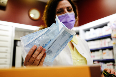 Τη Δευτέρα ξεκινάει η διάθεση των δωρεάν self test στους πολίτες από τα φαρμακεία