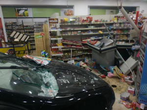 Τρομακτικό τροχαίο στη Ρόδο: Αυτοκίνητο καρφώθηκε σε σούπερ μάρκετ