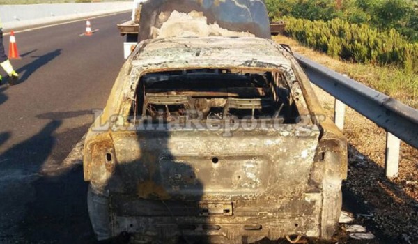 Φθιώτιδα: Κάηκε ολοσχερώς αυτοκίνητο στο οποίο επέβαινε ζευγάρι με μωρό (pics)