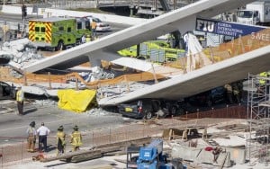 Τουλάχιστον τέσσερις νεκροί από την κατάρρευση της πεζογέφυρας
