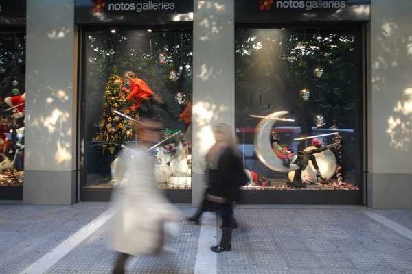 Παραμονή Χριστουγέννων: Τι ώρα κλείνουν σήμερα καταστήματα και super market