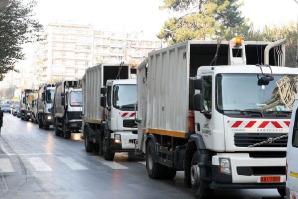 Στους δρόμους της Θεσσαλονίκης τα απορριμματοφόρα για την αποκομιδή σκουπιδιών