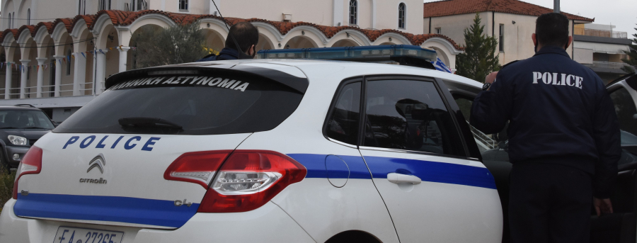 Θεσσαλονίκη: Συνέλαβαν λαθροδιακινητές με «φορτίο» πέντε αλλοδαπούς στριμωγμένους σαν σαρδέλες