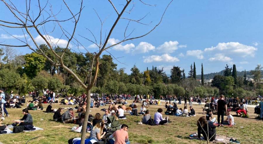 Χιλιάδες πολίτες «ξεχύθηκαν» στα πάρκα της Αθήνας (εικόνες και βίντεο)