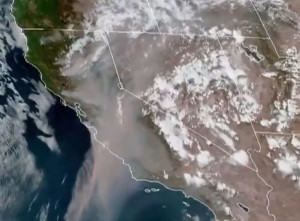 Εικόνες από το διάστημα με τους καπνούς από την πύρινη κόλαση στην Καλιφόρνια (vid)