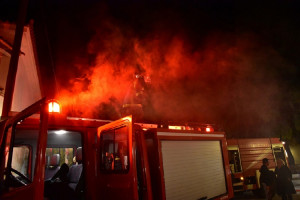 Εικόνες καταστροφής μετά τη φωτιά στο εργοστάσιο ζαχαροπλαστικής στις Σέρρες (vid)