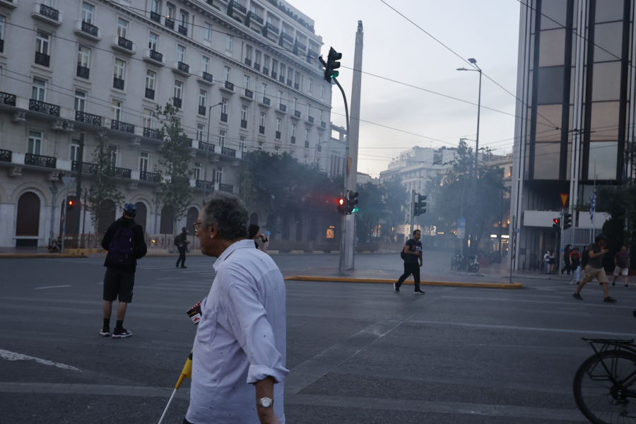 Επεισόδια, χημικά και μολότοφ στο κέντρο της Αθήνας στην πορεία για το ναυάγιο της Πύλου