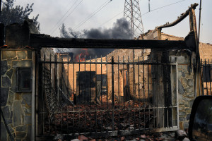 Φονική πυρκαγιά στο Μάτι: Ασφαλιστικά μέτρα ζητά η Βαρβάρα Φύτρου για τον θάνατο του συζύγου και πατέρα των παιδιών της