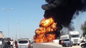 Βυτιοφόρο στη Λιβύη έπιασε φωτιά μετά την ανατροπή του - Πέντε άνθρωποι σκοτώθηκαν