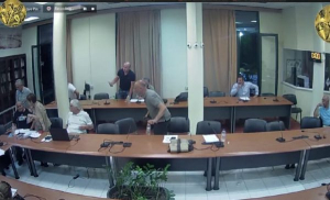 Δημοτικός σύμβουλος κατέρρευσε την ώρα συνεδρίασης στην Χίο: Δεν υπήρχε ασθενοφόρο να τον πάει στο νοσοκομείο