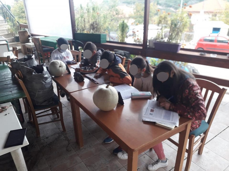 Μήνυμα «γροθιά» μαθητών στην Ηλεία: Σε καφενείο και μέσα στο κρύο περιμένουν να «ξυπνήσει» το Webex - Αντίδραση Τσίπρα