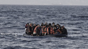 Τουρκικά πλοία «έσπρωχναν» βάρκες με αλλοδαπούς στις ελληνικές ακτές (vid)