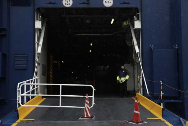 Παραμένουν δεμένα τα πλοία απο την απεργία της ΠΝΟ