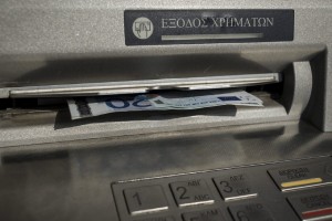 «Αγριεύει» η ΑΑΔΕ - Σχέδιο για κατασχέσεις τραπεζικών λογαριασμών και θυρίδων