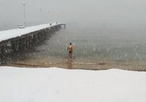 «Μερακλής» κολυμβητής κάνει βουτιές στη χιονισμένη Χαλκιδική (vid)