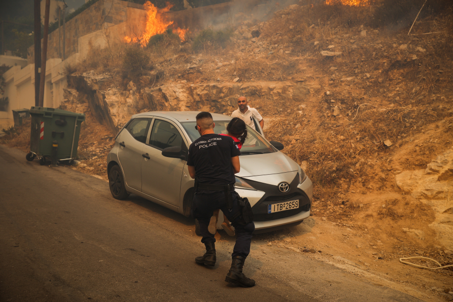 Φωτιά στη Βούλα: Κυκλοφοριακές ρυθμίσεις από την ΕΛΣ, πού έχει διακοπεί η κυκλοφορία