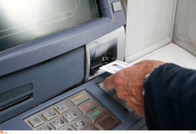 Ριζικές αλλαγές στα επιδόματα ΟΠΕΚΑ και ΟΑΕΔ: Όλα σε προπληρωμένες κάρτες και «ταβάνι» στις αναλήψεις