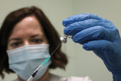Μόσιαλος: Μέχρι τέλη Μαρτίου θα έχουν εμβολιαστεί 1,2 εκατ Έλληνες, 50% - 70% πιο μεταδοτική η μετάλλαξη του ιού (vid)