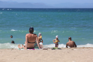 Κορονοϊός - Ελλάδα: Ανησυχία για το συγχρωτισμό στις παραλίες