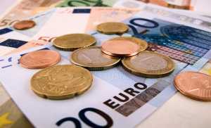 Τι θα στοίχιζε στο κράτος η επαναφορά του κατώτατου μισθού στα 751 ευρώ