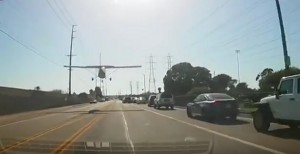 Πιλότος στην Καλιφόρνια προσγείωσε αεροπλάνο σε δρόμο γεμάτο αυτοκίνητα