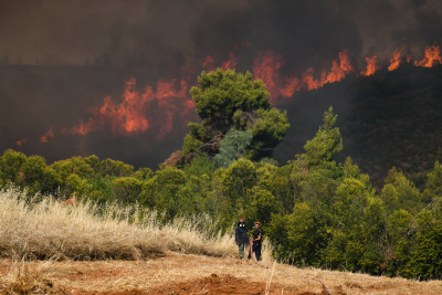 Φωτιές στην Αττική: Βελτιωμένη αλλά επικίνδυνη η κατάσταση - Μάχη με τις αναζωπυρώσεις