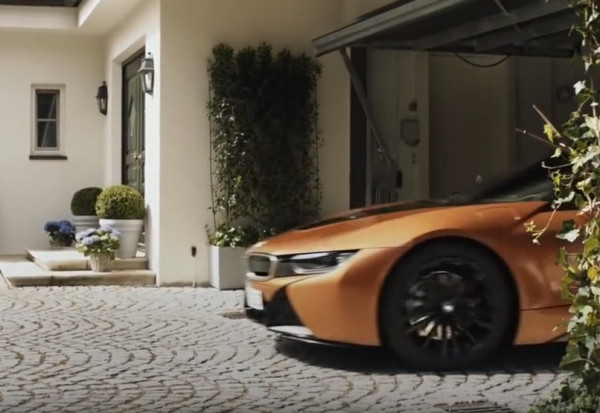 Αυτή είναι η διαφήμιση της BMW που προκάλεσε τη σαρκαστική απάντηση της Mercedes-Benz (video)