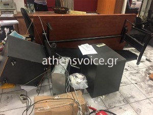 Καρέ καρέ η επίθεση του Ρουβίκωνα στα γραφεία της Athens Voice - Η στιγμή της εισβολής (video)