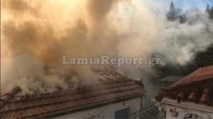 Φωτιά σε σπίτι στη Λαμία: Βίντεο - ντοκουμέντο από την στιγμή που καπνοί ζώνουν τον πυροσβέστη
