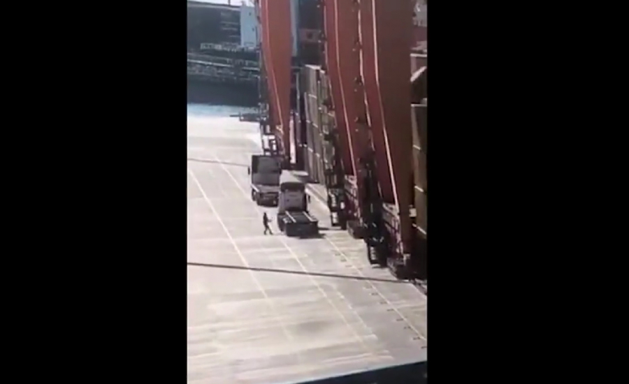 Παραλίγο τραγωδία στο λιμάνι, κατέρρευσε στοίβα με κοντέινερ, η συγκλονιστική στιγμή (βίντεο)