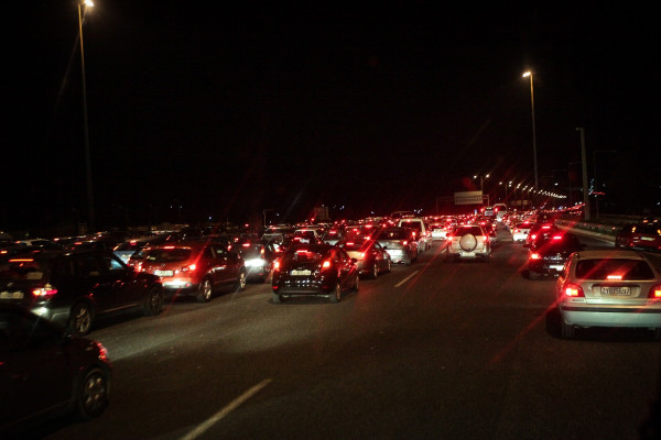Κυκλοφοριακό χάος στην Παραλιακή - Ουρές χιλιομέτρων και ταλαιπωρία