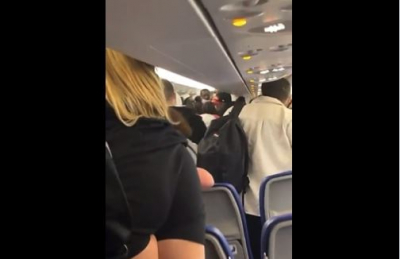 Χάος σε πτήση για Κρήτη: Πλάκωσε τον πιλότο, τον έβγαλε έξω η ΕΛΑΣ με κατεβασμένο παντελόνι (βίντεο)