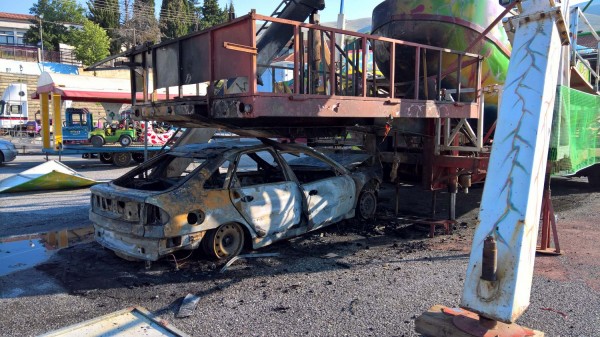 Κοζάνη: Αυτοκίνητο καρφώθηκε σε παιχνίδι λούνα παρκ και άρπαξε φωτιά (pics)