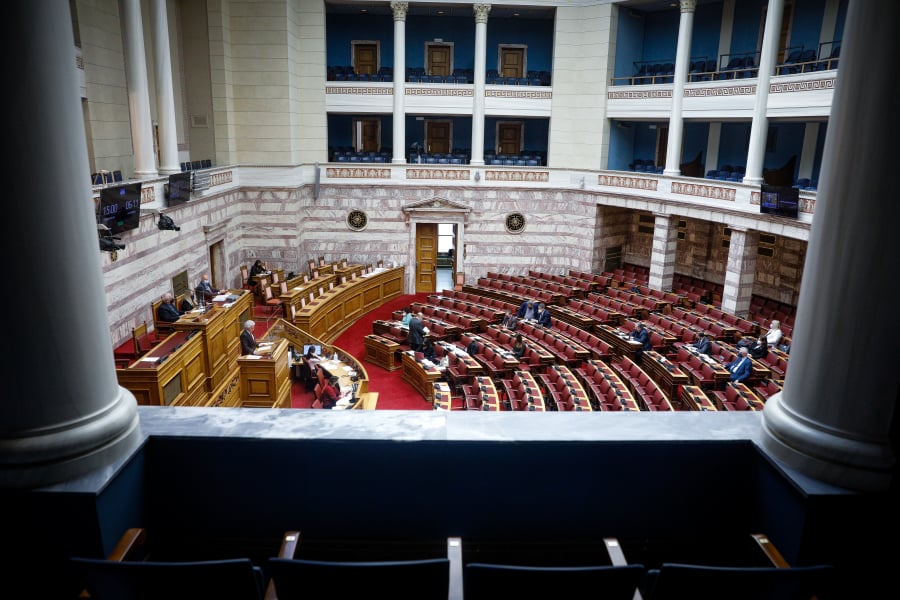 Με τις ψήφους ΝΔ, ΚΙΝΑΛ και Ελληνικής Λύσης πέρασε ο συμπληρωματικός Προϋπολογισμός