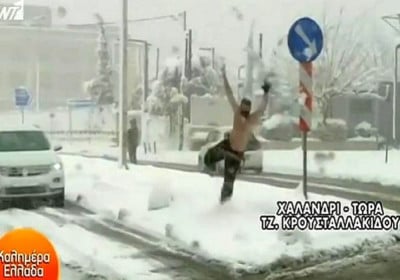 Δεν κάνει κρύο στην Ελλάδα: Έκανε... βουτιά στο χιόνι σε live μετάδοση (vid)