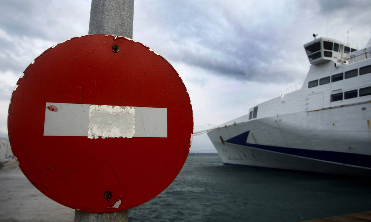 Σε ισχύ απαγορευτικό απόπλου - Δεμένα πλοία σε Πειραιά, Λαύριο και Αλεξανδρούπολη