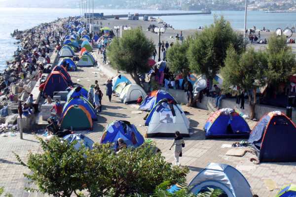 Η Μυτιλήνη «βουλιάζει» από πρόσφυγες λόγω της απεργίας της ΠΝΟ