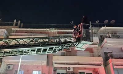 Παρολίγον τραγωδία στο Βόλο: Ξέσπασε φωτιά σε πολυκατοικία, εγκλωβίστηκαν άνθρωποι (εικόνες)