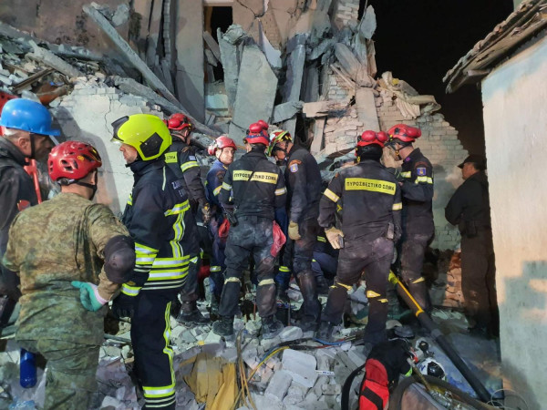 Τραγωδίες στα ερείπια μετά το σεισμό - Συγκλονιστικές εικόνες από τις επιχειρήσεις της ΕΜΑΚ - Αυξάνεται ο αριθμός των θυμάτων (pics)