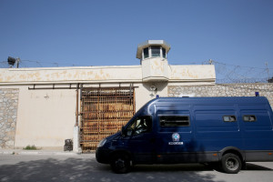 Μαχαιρώθηκε κρατούμενος στις φυλακές Λάρισας - Μεταφέρθηκε στο νοσοκομείο