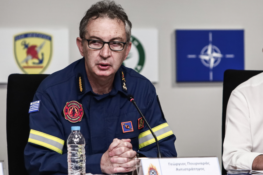 «Στα 32 χρόνια υπηρεσίας δεν έχω ζήσει παρόμοιες ακραίες συνθήκες», λέει ο αρχηγός του Πυροσβεστικού Σώματος για τις φωτιές