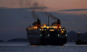 Μηχανική βλάβη σε πλοίο, παραμένει στο λιμάνι του Λαυρίου