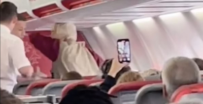 «Επεισοδιακή» πτήση προς Ρόδο: Έξαλλη γιαγιά χαστούκισε αεροσυνοδό και...ούρησε στο αεροπλάνο (Βίντεο)
