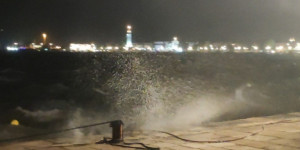 Βίντεο: Η στιγμή που ο κυκλώνας Ιανός χτυπά σφοδρά τη Ζάκυνθο μέσα στη νύχτα