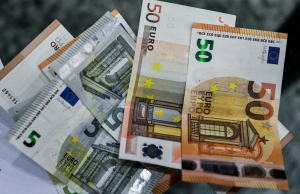 Κατώτατος μισθός: Και επίσημα αυξάνεται από την 1η Απριλίου στα 780 ευρώ